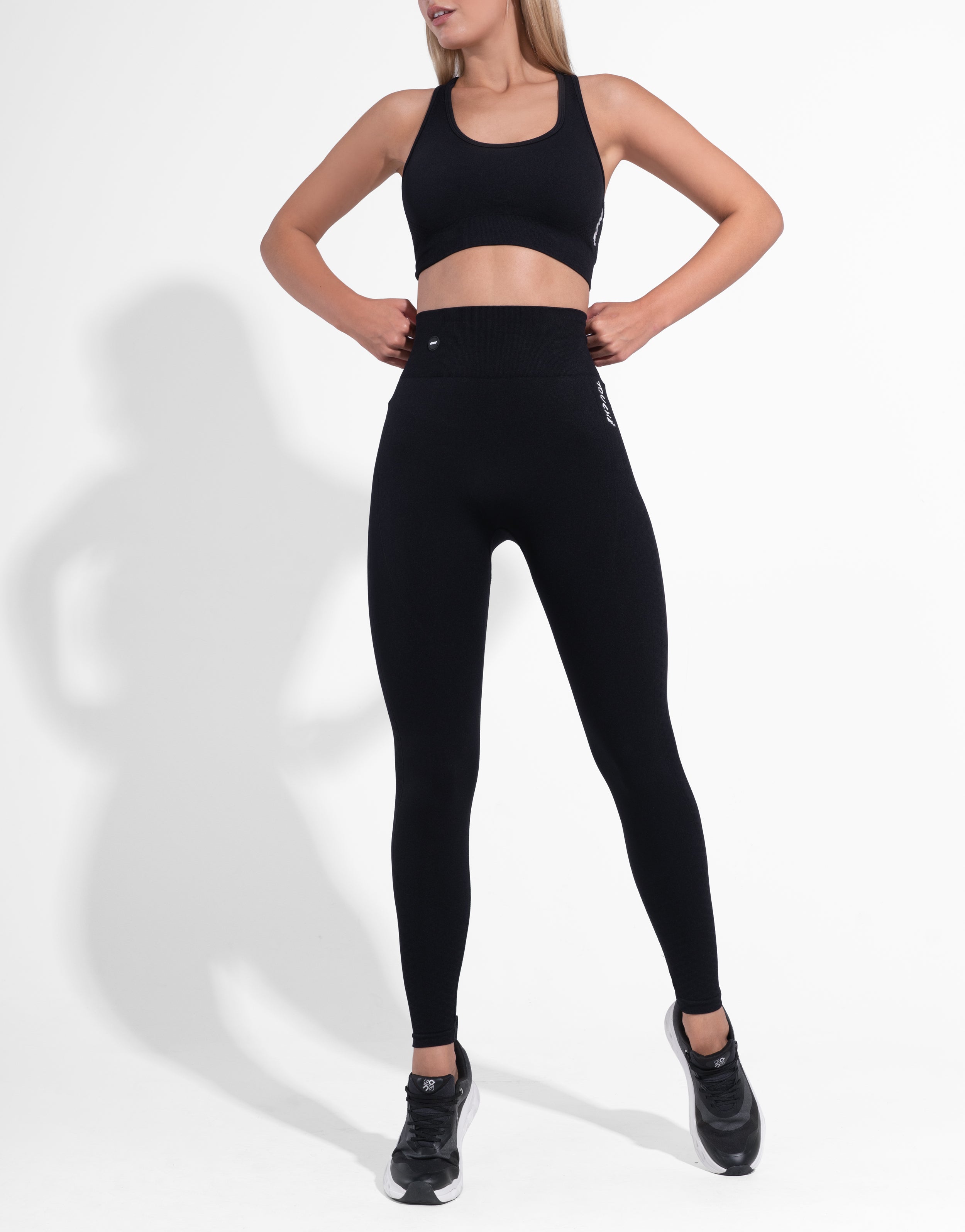 AEREO BLACK SEAMLESS TOP