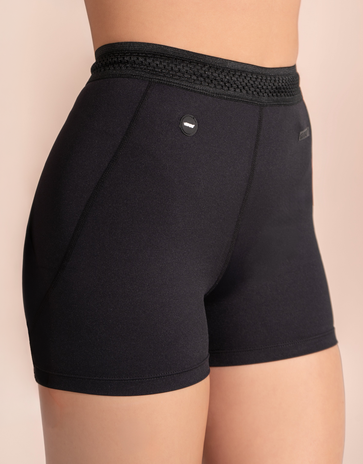NOVA BLACK SHORT